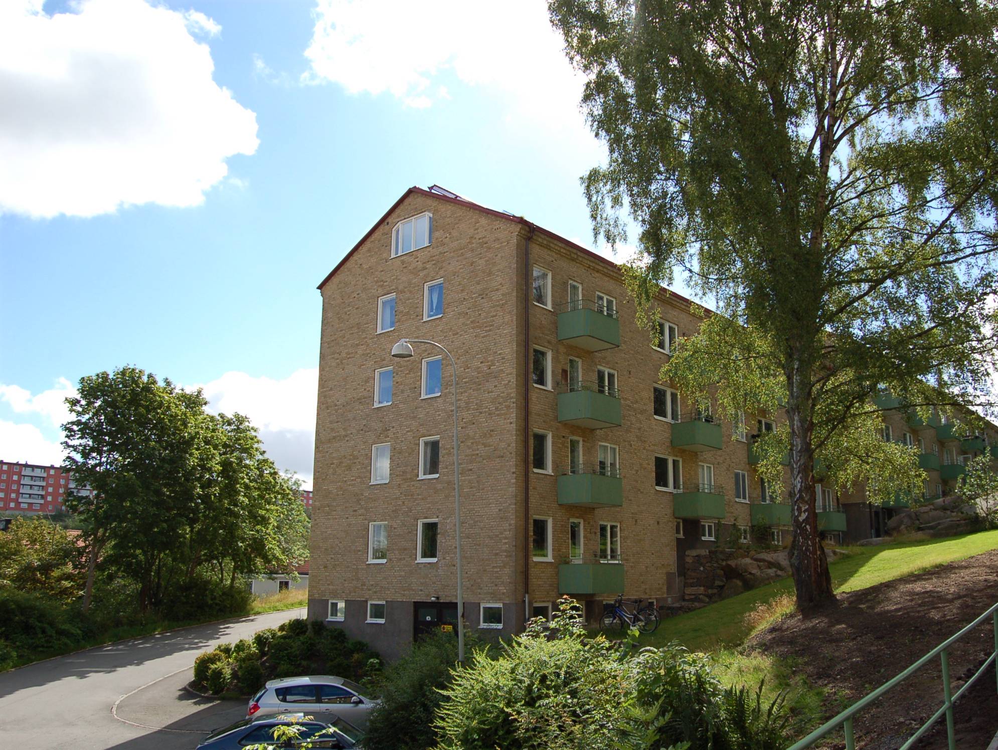 Kortsidan på huset, en björk och himmel på toppsegelsgatan